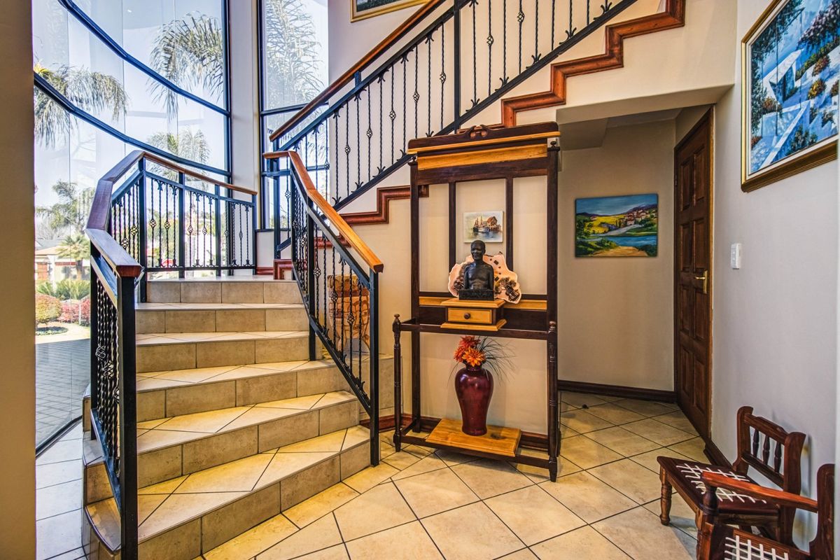 Experience the epitome of luxury living in this sensational family home ... - Photo 4