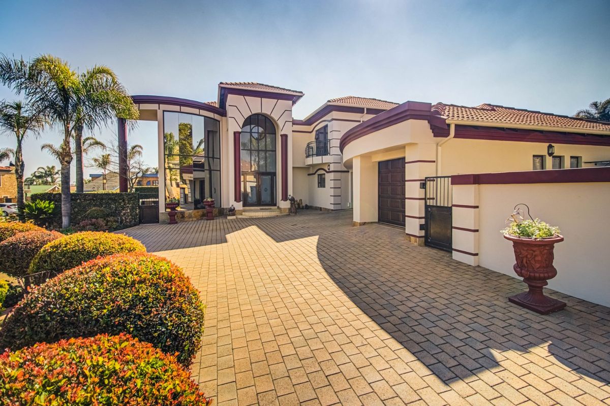 Experience the epitome of luxury living in this sensational family home ... - Photo 3