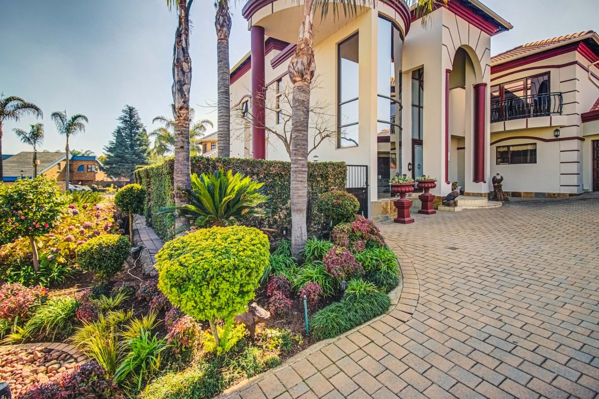 Experience the epitome of luxury living in this sensational family home ... - Photo 2