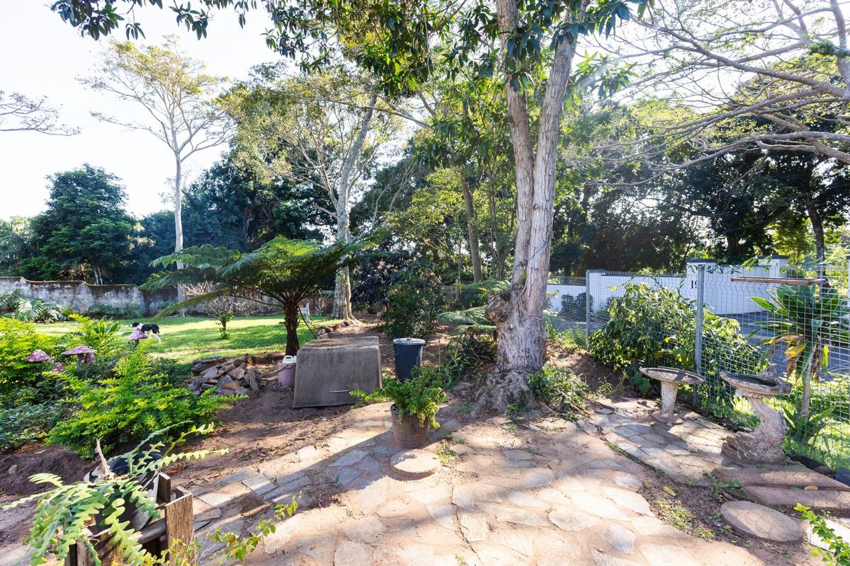 Spacious Family Home With Workshop - Pool & Solar Power & Borehole in Umtentweni - Photo 4