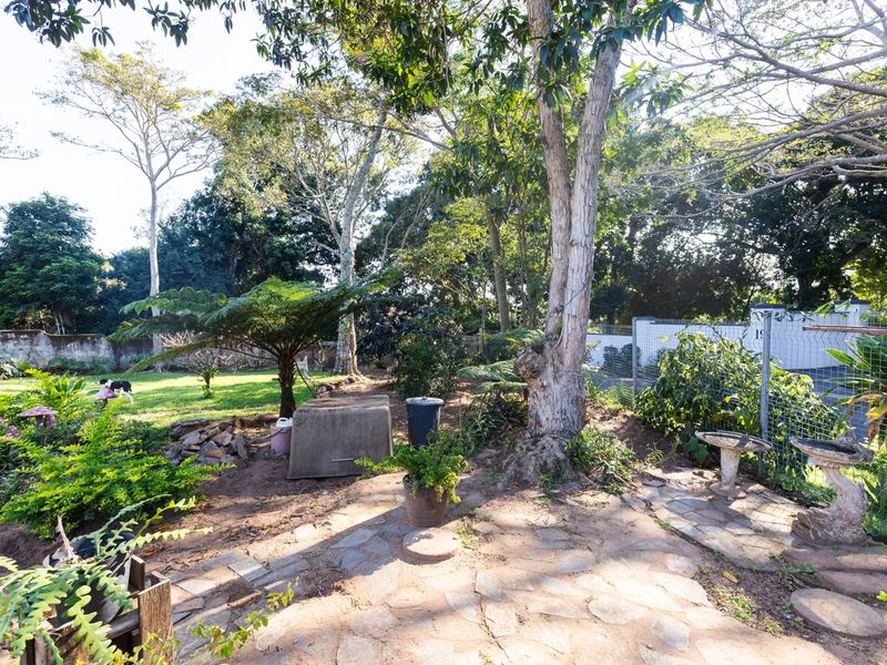 Spacious Family Home With Workshop - Pool & Solar Power & Borehole in Umtentweni - Photo 4
