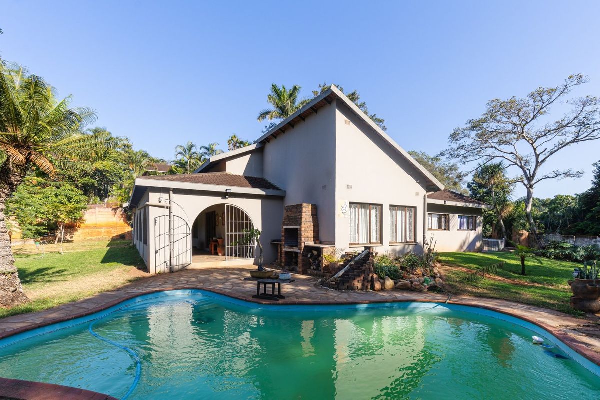 Spacious Family Home With Workshop - Pool & Solar Power & Borehole in Umtentweni - Photo 2