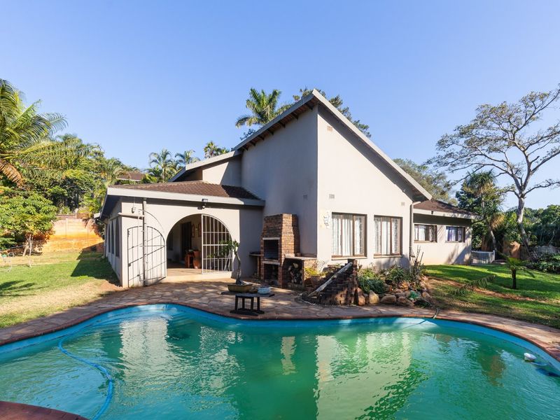 Spacious Family Home With Workshop - Pool & Solar Power & Borehole in Umtentweni - Photo 2