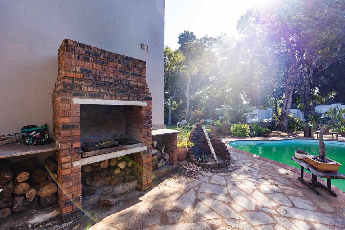 Spacious Family Home With Workshop - Pool & Solar Power & Borehole in Umtentweni - Photo 5