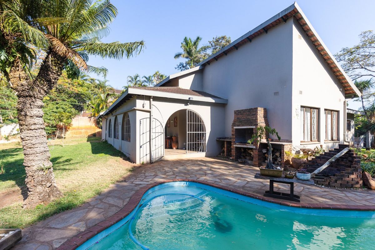 Spacious Family Home With Workshop - Pool & Solar Power & Borehole in Umtentweni - Photo 3