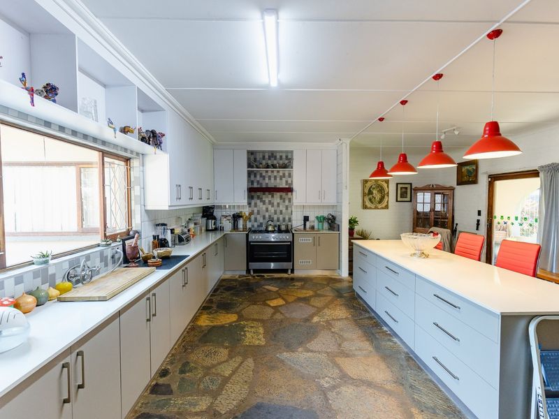 Spacious Family Home With Workshop - Pool & Solar Power & Borehole in Umtentweni - Photo 10