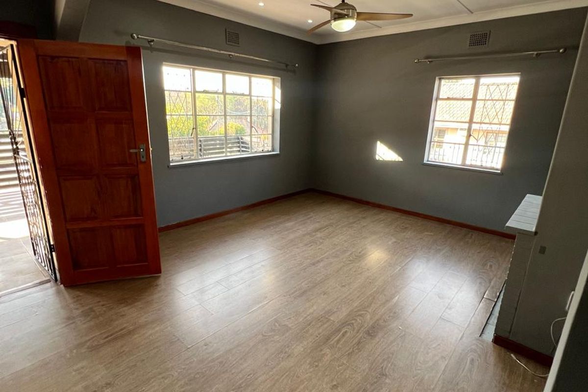 SHARED PROPERTY - Pet friendly - 3 Bedrooms, 1 Bathroom home in Sarnia  - Photo 3