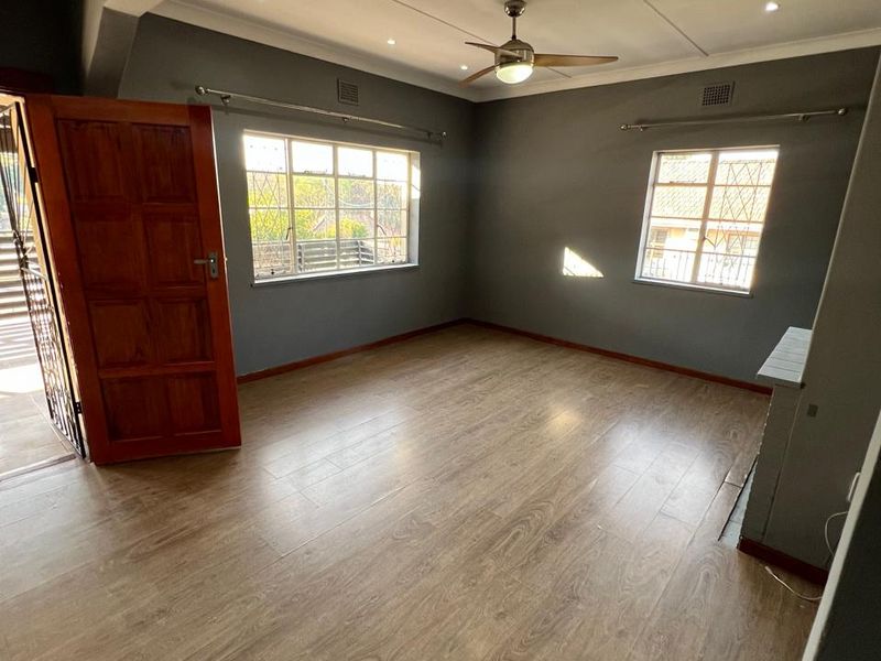 SHARED PROPERTY - Pet friendly - 3 Bedrooms, 1 Bathroom home in Sarnia  - Photo 3
