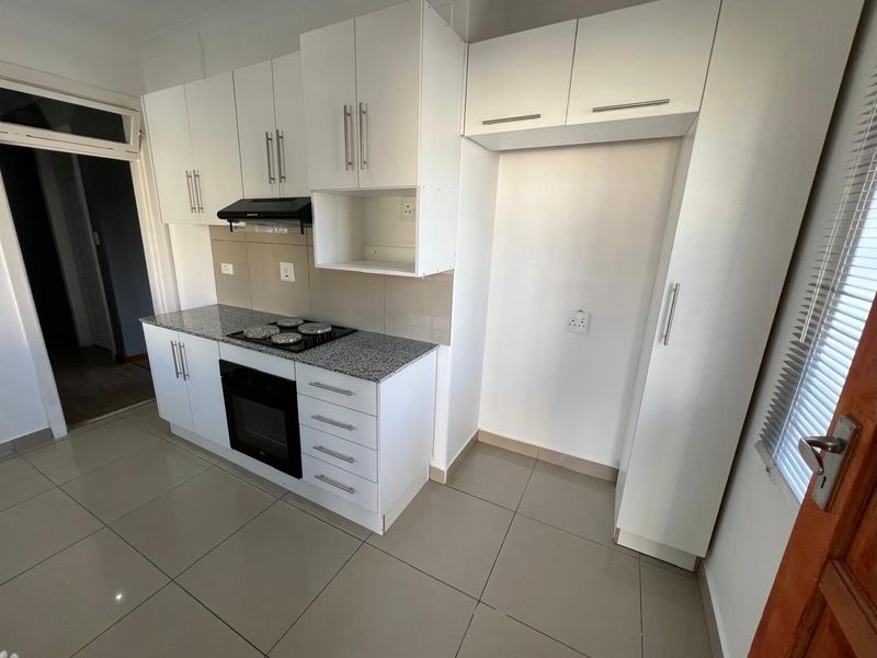 SHARED PROPERTY - Pet friendly - 3 Bedrooms, 1 Bathroom home in Sarnia  - Photo 6