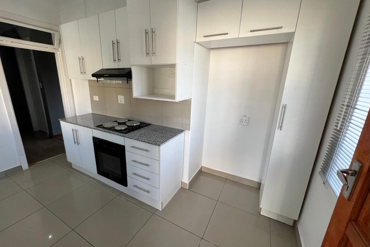 SHARED PROPERTY - Pet friendly - 3 Bedrooms, 1 Bathroom home in Sarnia  - Photo 4