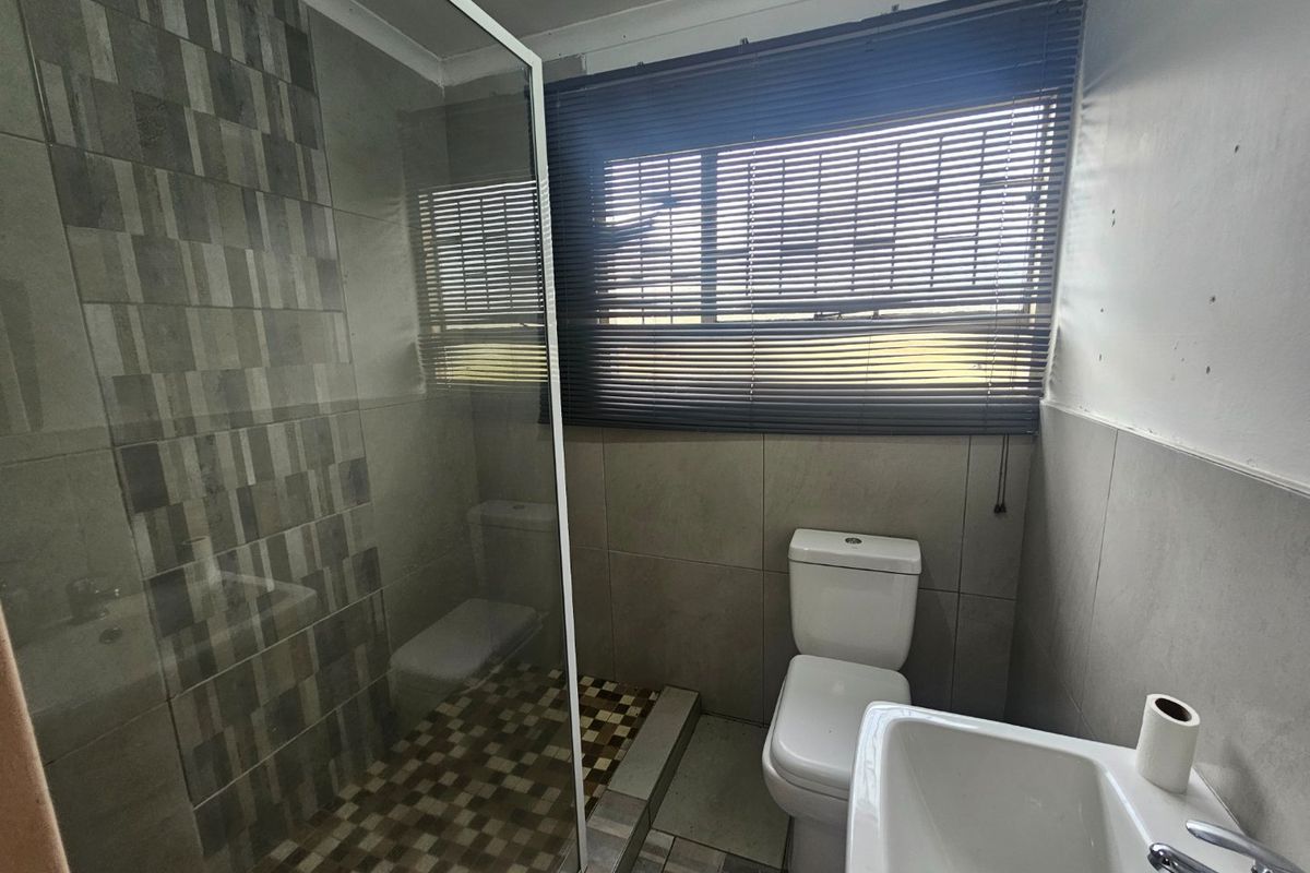 2 Bedroom House On Main Rd Next To Airport - Photo 2