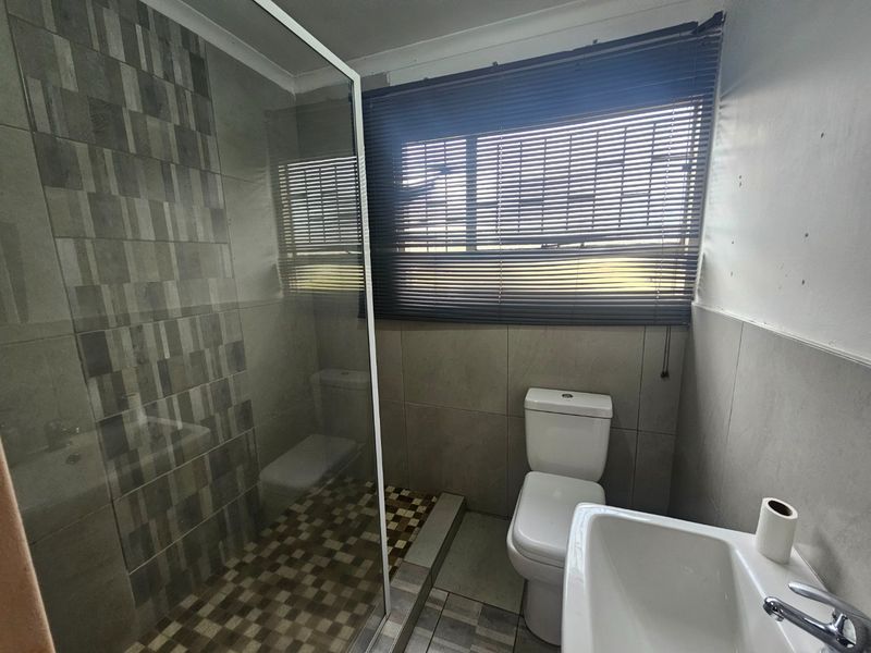 2 Bedroom House On Main Rd Next To Airport - Photo 2
