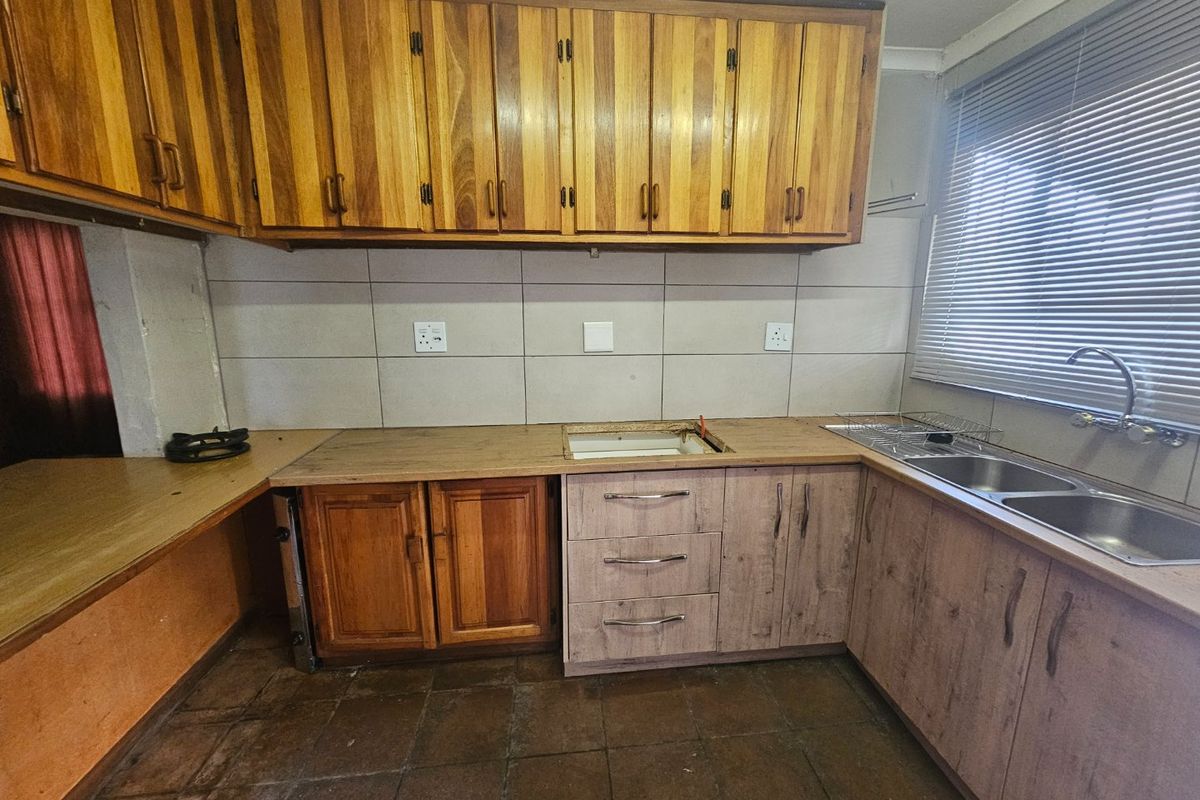2 Bedroom House On Main Rd Next To Airport - Photo 5