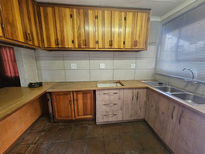 2 Bedroom House On Main Rd Next To Airport - Photo 5