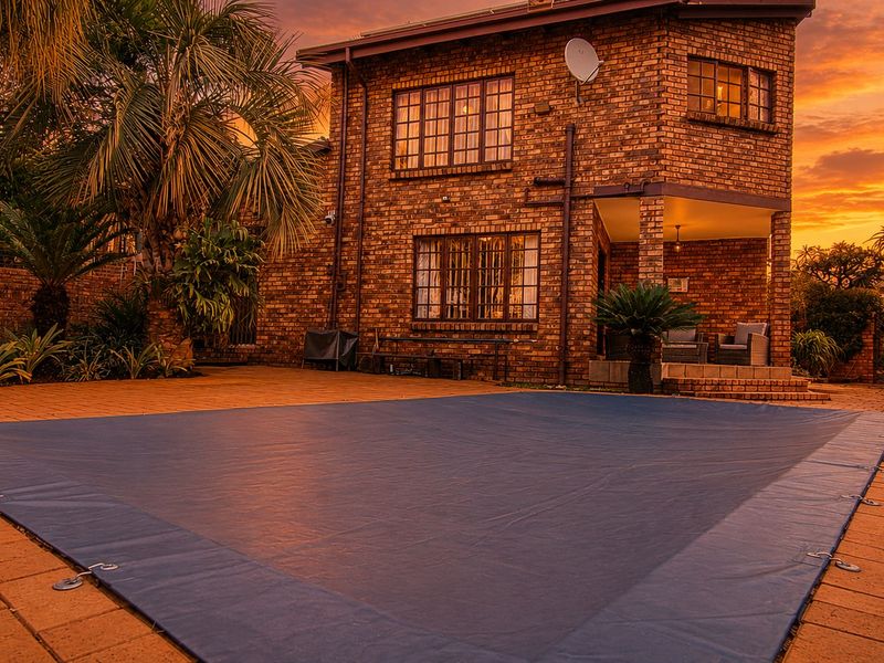 Exceptional Family Home in Prestigious Eldoraigne Boomed-Off Neighbourhood – Solar, Pool & Contemporary Elegance! - Photo 2