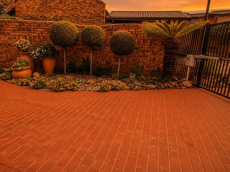 Exceptional Family Home in Prestigious Eldoraigne Boomed-Off Neighbourhood – Solar, Pool & Contemporary Elegance! - Photo 4