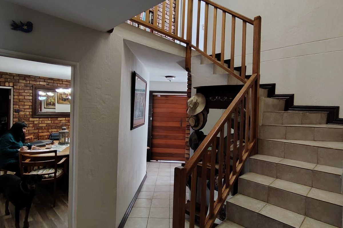 Exceptional Family Home in Prestigious Eldoraigne Boomed-Off Neighbourhood – Solar, Pool & Contemporary Elegance! - Photo 5