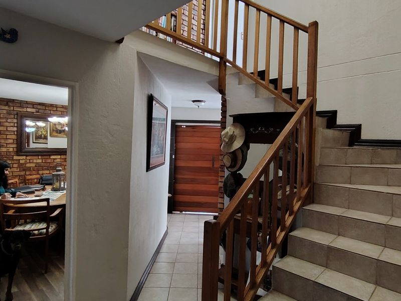 Exceptional Family Home in Prestigious Eldoraigne Boomed-Off Neighbourhood – Solar, Pool & Contemporary Elegance! - Photo 5