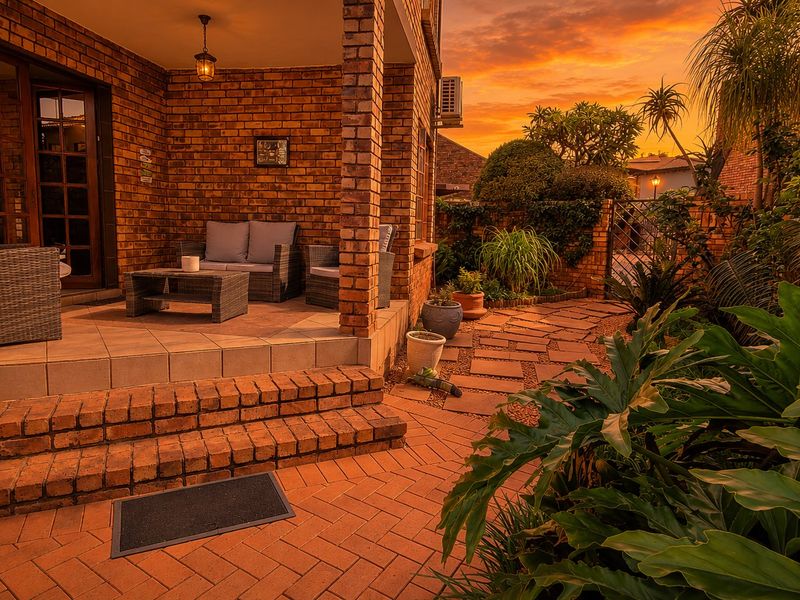 Exceptional Family Home in Prestigious Eldoraigne Boomed-Off Neighbourhood – Solar, Pool & Contemporary Elegance! - Photo 3