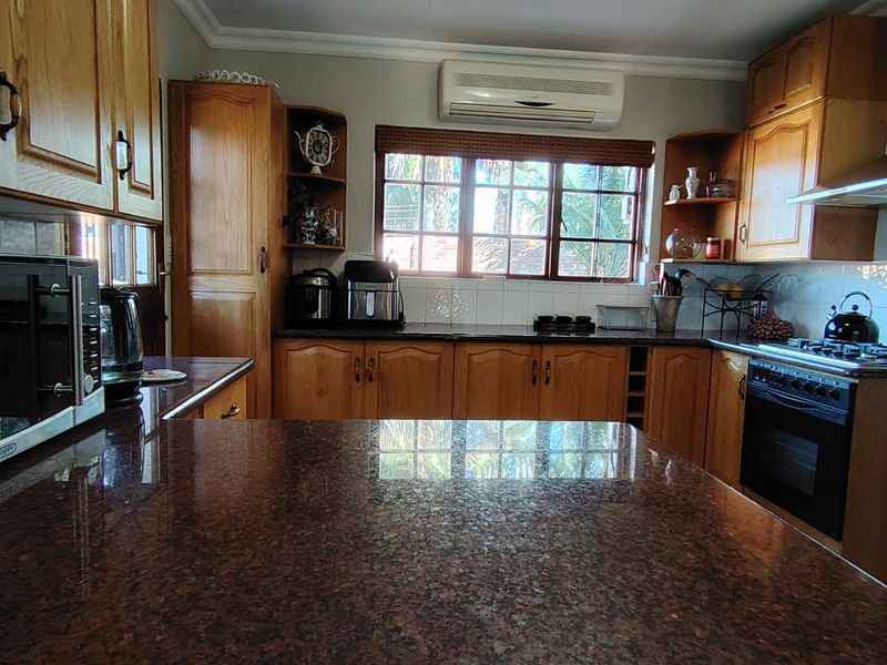 Exceptional Family Home in Prestigious Eldoraigne Boomed-Off Neighbourhood – Solar, Pool & Contemporary Elegance! - Photo 10
