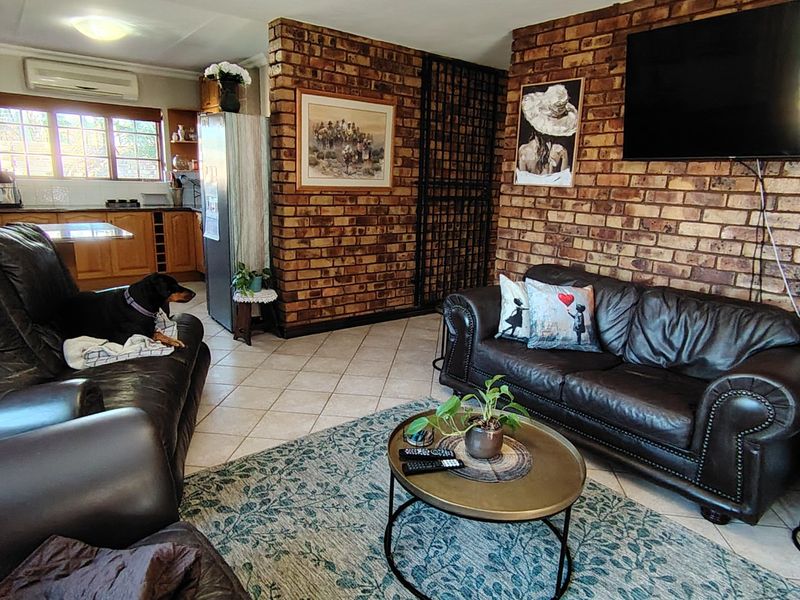Exceptional Family Home in Prestigious Eldoraigne Boomed-Off Neighbourhood – Solar, Pool & Contemporary Elegance! - Photo 9