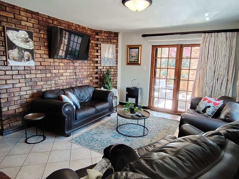 Exceptional Family Home in Prestigious Eldoraigne Boomed-Off Neighbourhood – Solar, Pool & Contemporary Elegance! - Photo 8