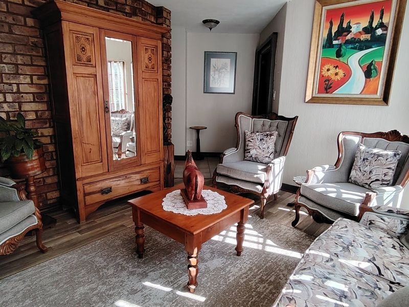 Exceptional Family Home in Prestigious Eldoraigne Boomed-Off Neighbourhood – Solar, Pool & Contemporary Elegance! - Photo 7