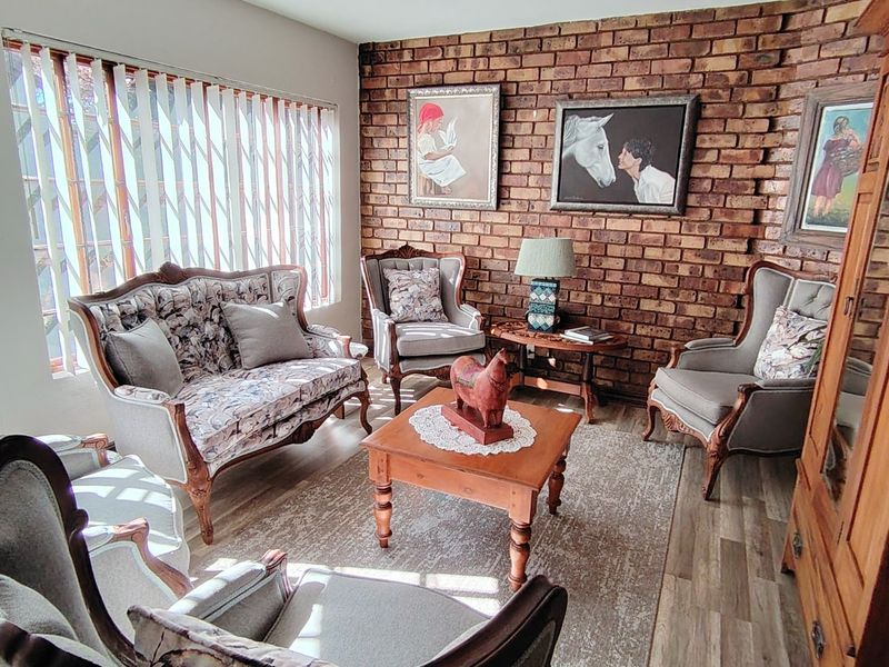 Exceptional Family Home in Prestigious Eldoraigne Boomed-Off Neighbourhood – Solar, Pool & Contemporary Elegance! - Photo 6