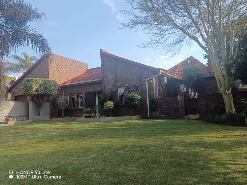 Warm Family House with big a stands - Photo 1