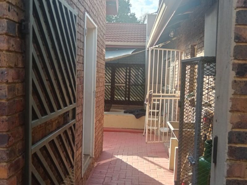 Warm Family House with big a stands - Photo 6
