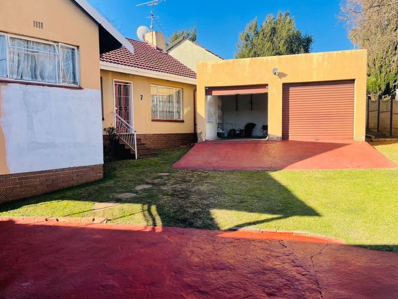 Whether you're a growing family, first-time buyer, or investor, this home presents exceptional value in one of Roodepoort's established residential suburbs. - Photo 1
