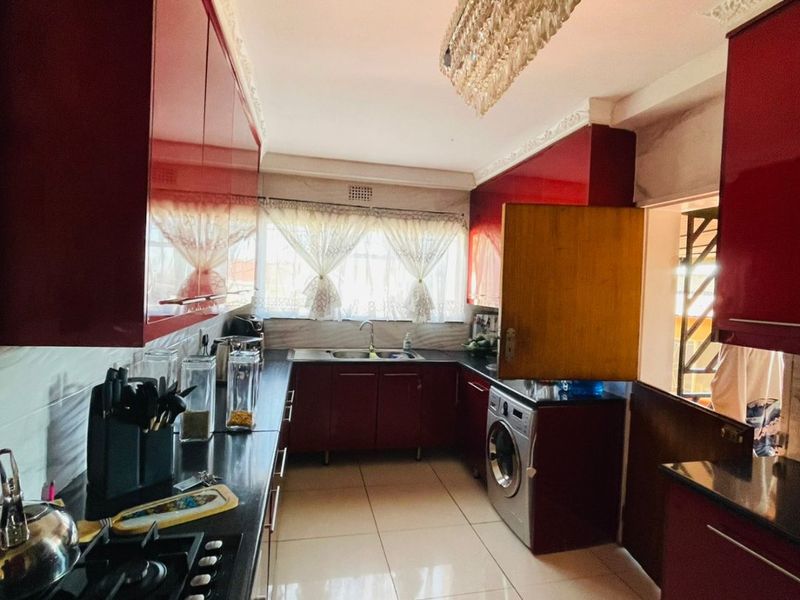 Whether you're a growing family, first-time buyer, or investor, this home presents exceptional value in one of Roodepoort's established residential suburbs. - Photo 4