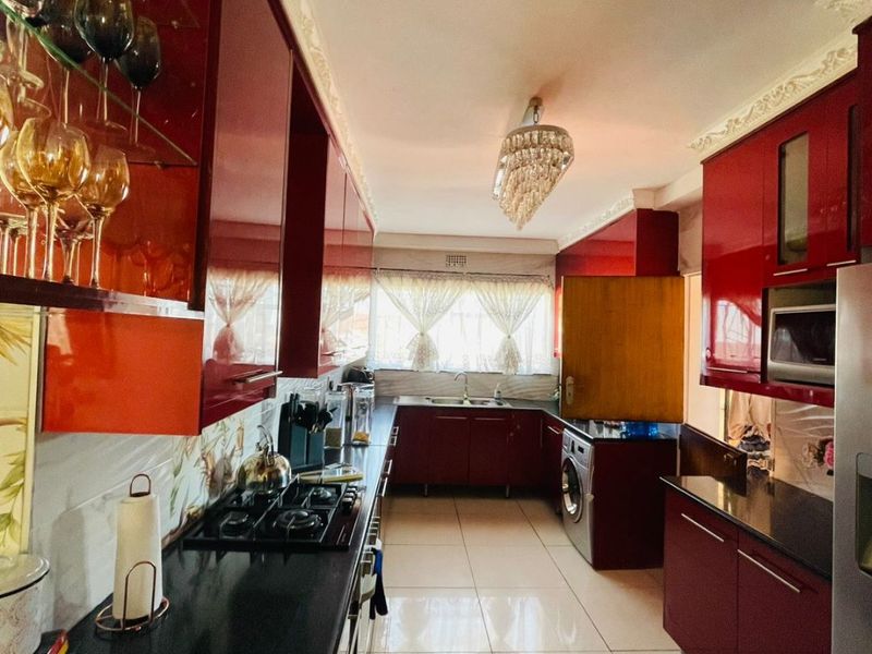 Whether you're a growing family, first-time buyer, or investor, this home presents exceptional value in one of Roodepoort's established residential suburbs. - Photo 7