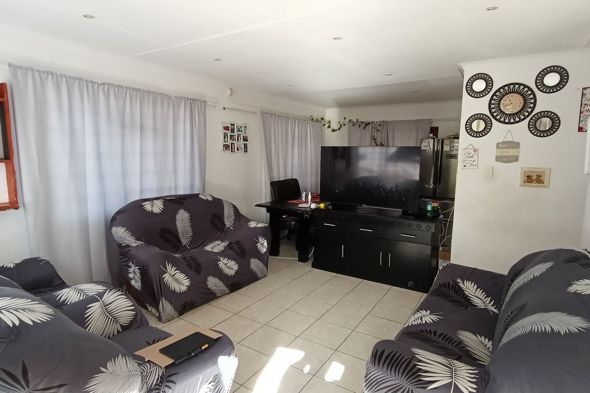 Stunning 3-Bedroom Home with Flatlet in Delville Park, George - Photo 5