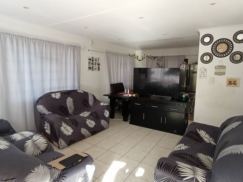 Stunning 3-Bedroom Home with Flatlet in Delville Park, George - Photo 5