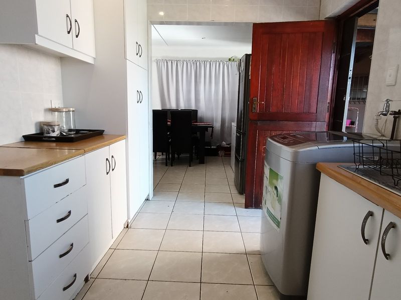 Stunning 3-Bedroom Home with Flatlet in Delville Park, George - Photo 10