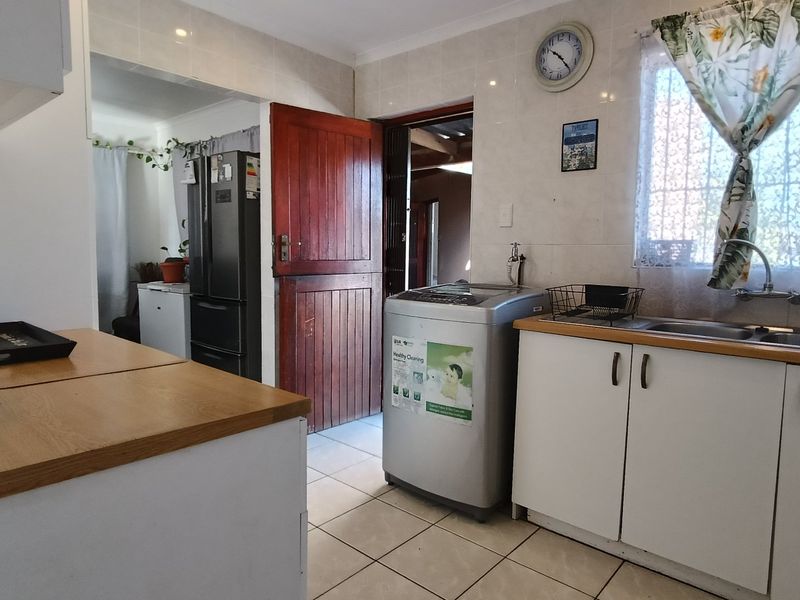 Stunning 3-Bedroom Home with Flatlet in Delville Park, George - Photo 9