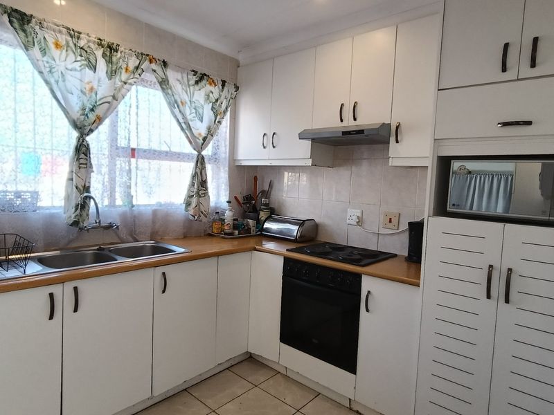 Stunning 3-Bedroom Home with Flatlet in Delville Park, George - Photo 8