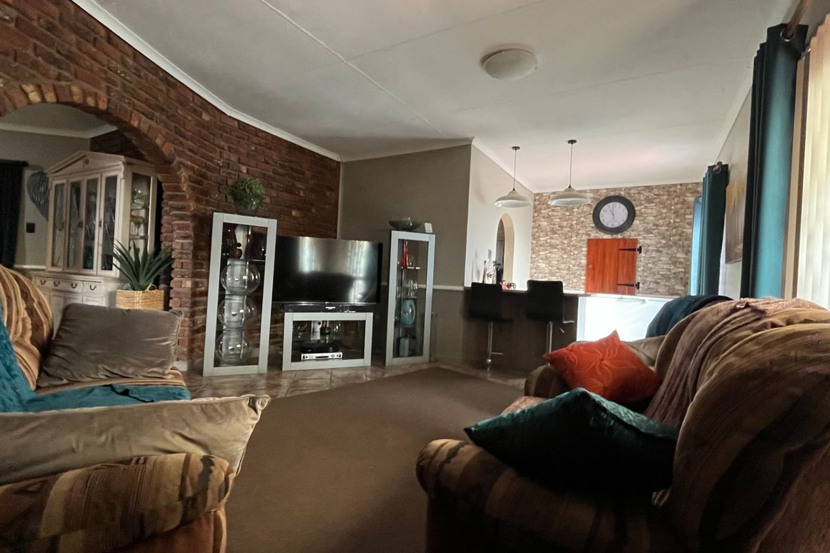 The Perfect Multi-Generational Home Opportunity in a Quiet Cul-de-Sac in Heiderand - Photo 2