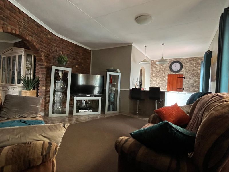 The Perfect Multi-Generational Home Opportunity in a Quiet Cul-de-Sac in Heiderand - Photo 2