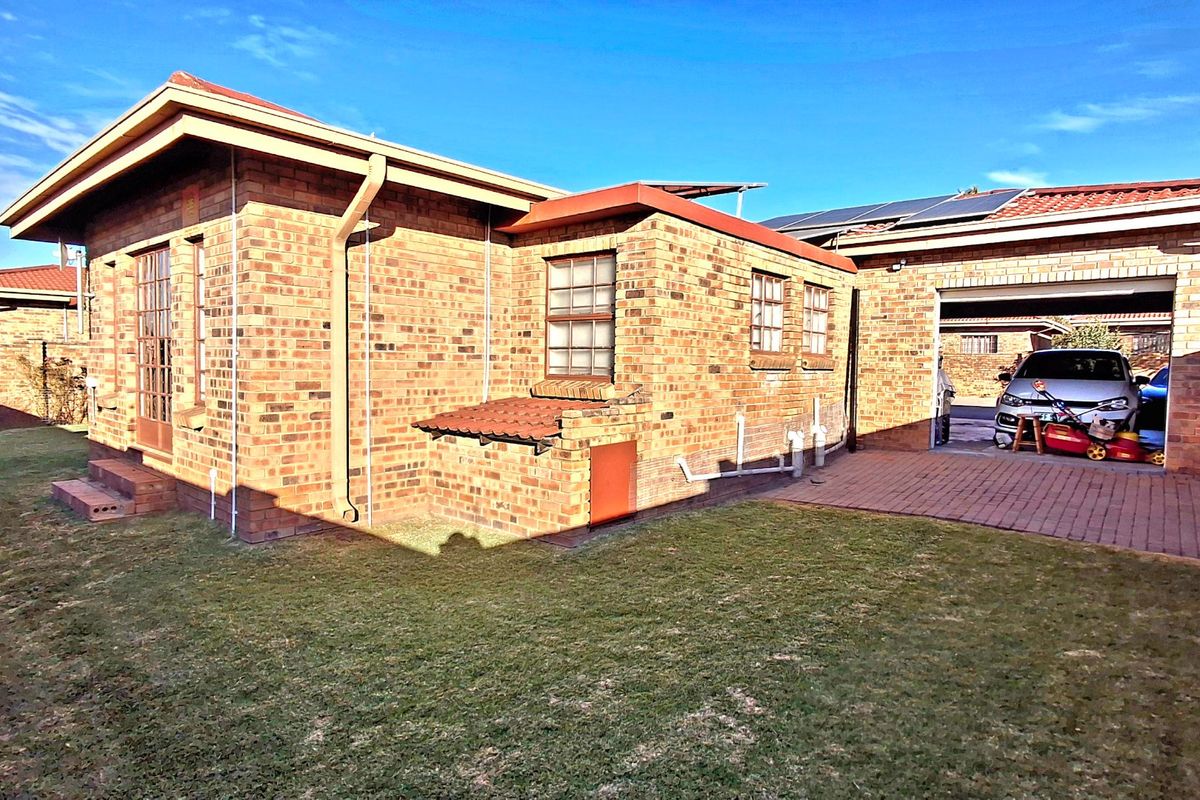 Modern face-brick 3 Bedroom Townhouse with Solar Power, Double Garage & Pet-Friendly  - Photo 5