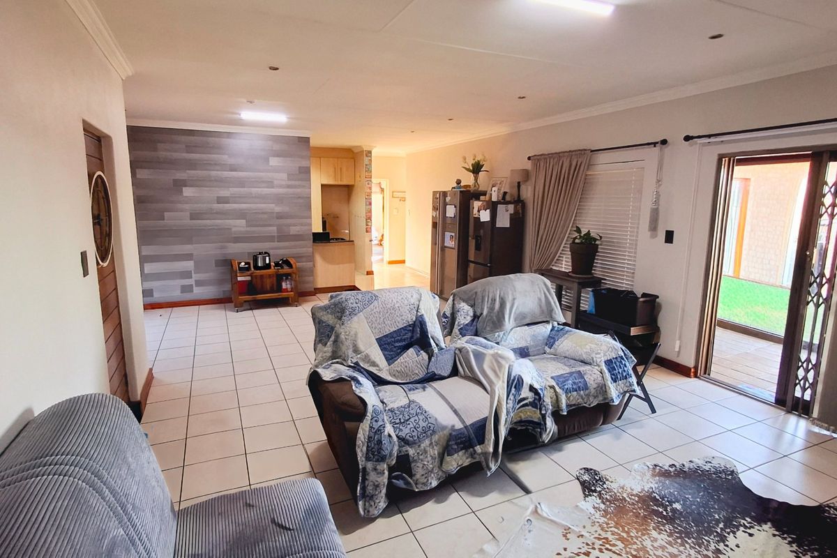 Modern face-brick 3 Bedroom Townhouse with Solar Power, Double Garage & Pet-Friendly  - Photo 2