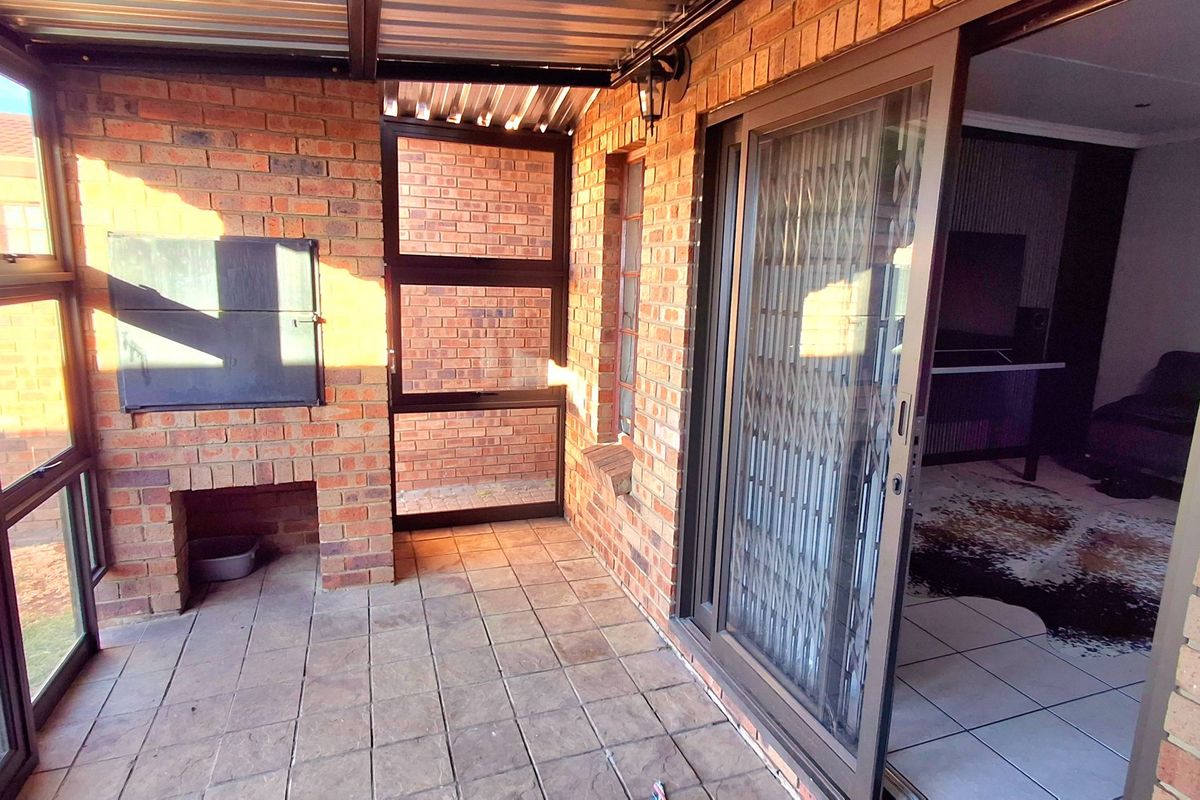 Modern face-brick 3 Bedroom Townhouse with Solar Power, Double Garage & Pet-Friendly  - Photo 4