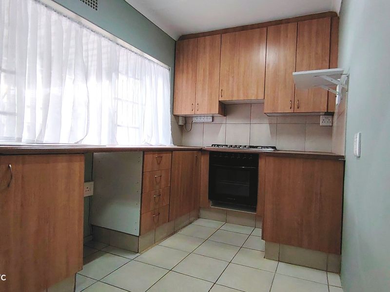 Charming lock-up-and-go Home in a convenient location - Photo 4