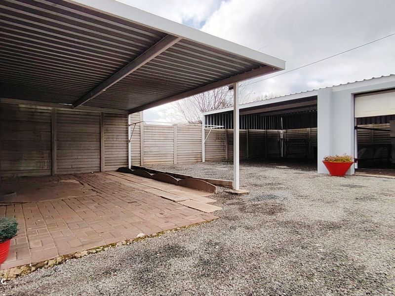 Charming lock-up-and-go Home in a convenient location - Photo 3