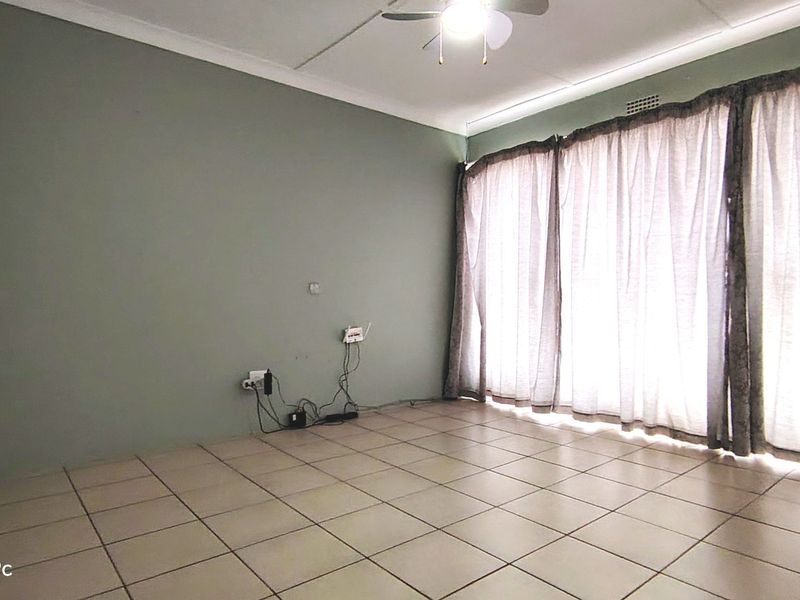 Charming lock-up-and-go Home in a convenient location - Photo 8