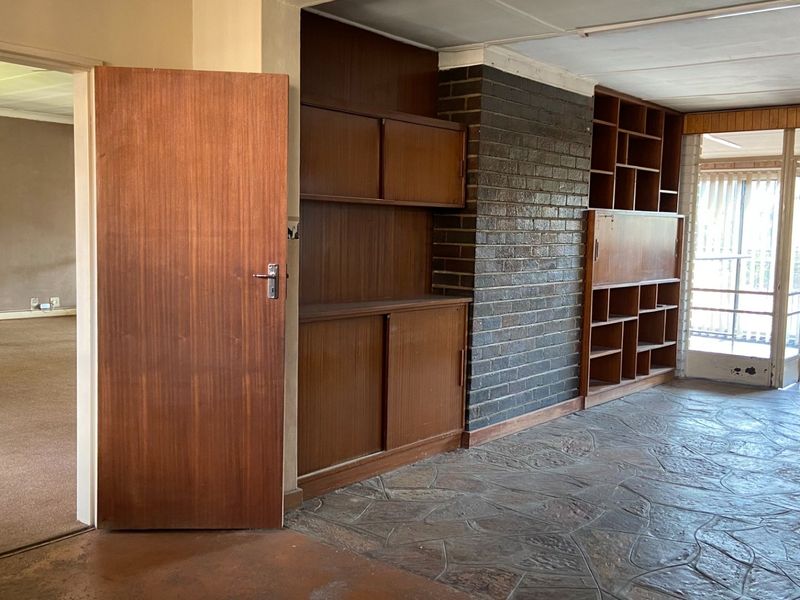 Exceptional Family Home with Granny Flat and Outstanding Entertainment Features - Photo 5