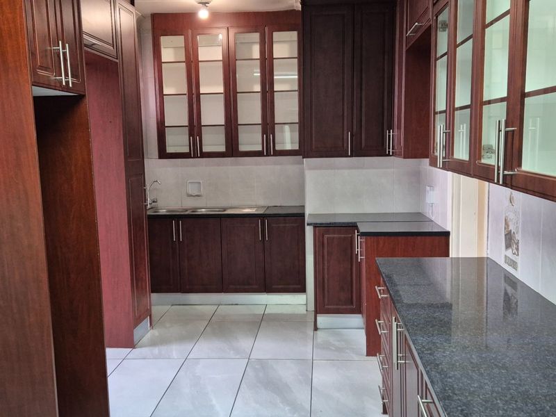 Exceptional Family Home with Granny Flat and Outstanding Entertainment Features - Photo 4