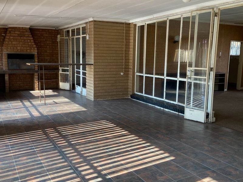 Exceptional Family Home with Granny Flat and Outstanding Entertainment Features - Photo 7