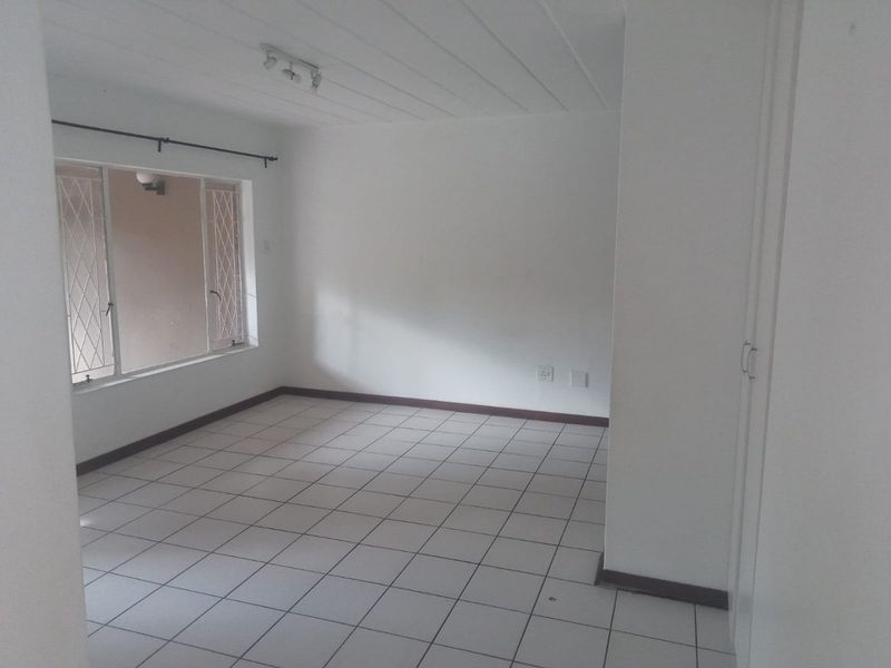 Stunning 2 bed 2 Bath Unit in Eden Glen  - Photo 3